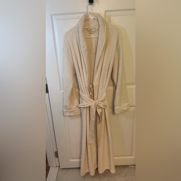 Crabtree & Evelyn Other - Crabtree & Evelyn Cream Robe